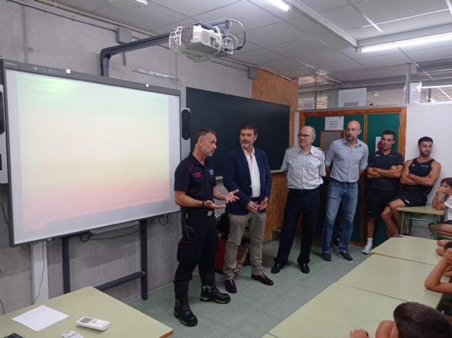 Los Bomberos de Murcia visitan la Escuela de Verano del IES de El Carmen - 2, Foto 2