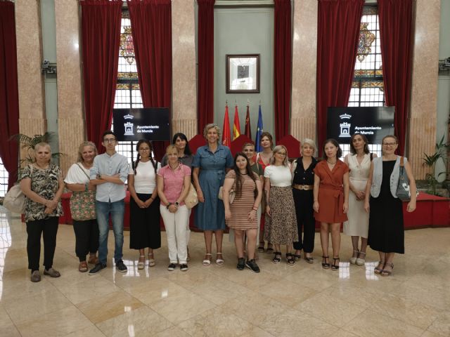 Alumnos del curso 'Operaciones Auxiliares de Servicios Administrativos y Generales' visitan el Salón de Plenos - 1, Foto 1