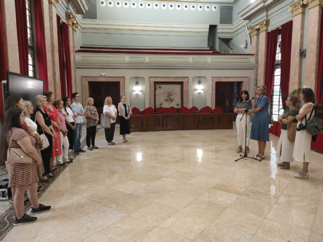 Alumnos del curso 'Operaciones Auxiliares de Servicios Administrativos y Generales' visitan el Salón de Plenos - 2, Foto 2