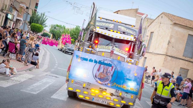 La luz y el color del desfile de carrozas y comparsas inundan las calles de Las Torres de Cotillas - 1, Foto 1