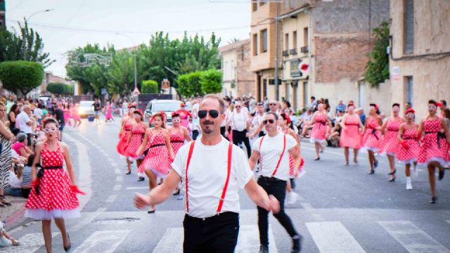 La luz y el color del desfile de carrozas y comparsas inundan las calles de Las Torres de Cotillas - 2, Foto 2