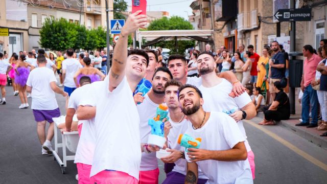 La luz y el color del desfile de carrozas y comparsas inundan las calles de Las Torres de Cotillas - 3, Foto 3