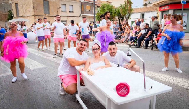 La luz y el color del desfile de carrozas y comparsas inundan las calles de Las Torres de Cotillas - 4, Foto 4