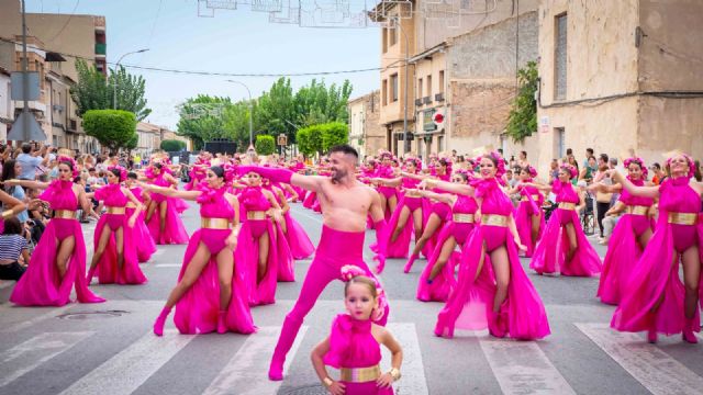 La luz y el color del desfile de carrozas y comparsas inundan las calles de Las Torres de Cotillas - 5, Foto 5