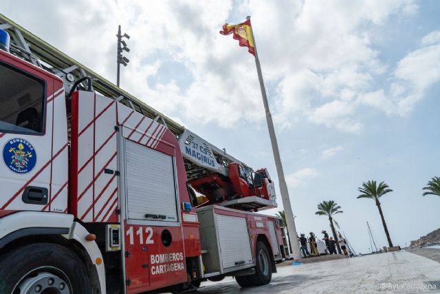 El Ayuntamiento repone la bandera de España del Puerto que fue sustraída durante el puente de agosto - 1, Foto 1