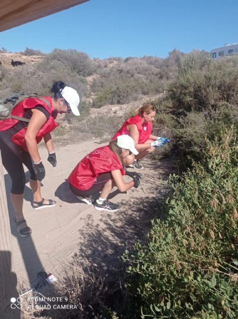 Cruz Roja organiza la limpieza de la playa de La Carolina - 1, Foto 1