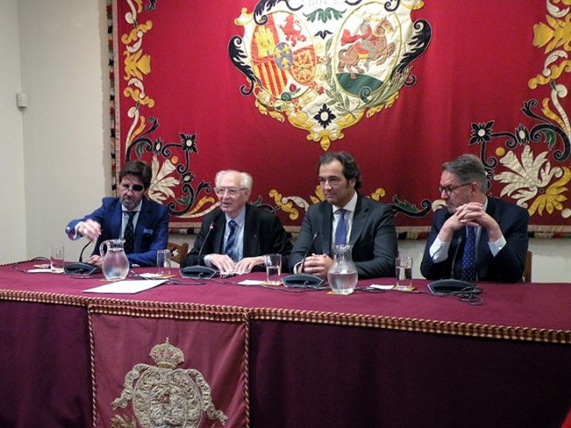 Libro taurino. Sevilla. Andrés Amorós presentó ´El Arte del Toreo´ en la Maestranza, acompañado por Bieito Rubido, Juan José Padilla y José Luque Teruel - 1, Foto 1