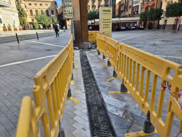 Murcia avanza en la mejora de infraestructuras con la renovación de las rejillas de drenaje en la Plaza Julián Romea - 1, Foto 1