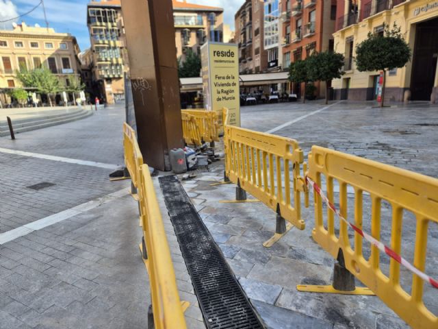 Murcia avanza en la mejora de infraestructuras con la renovación de las rejillas de drenaje en la Plaza Julián Romea - 2, Foto 2