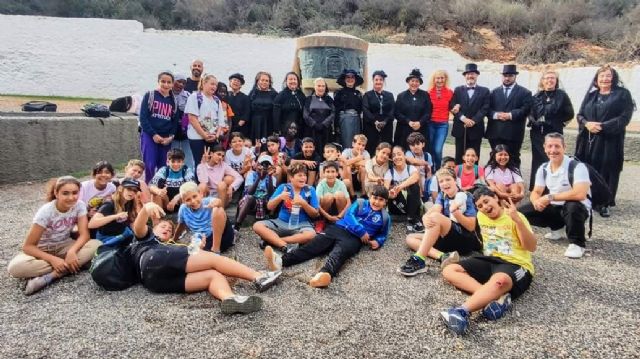 La Asociación Carmesí enseña a los niños las riquezas modernistas del cementerio de Los Remedios - 1, Foto 1