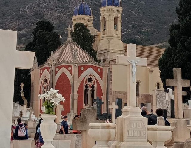 La Asociación Carmesí enseña a los niños las riquezas modernistas del cementerio de Los Remedios - 2, Foto 2