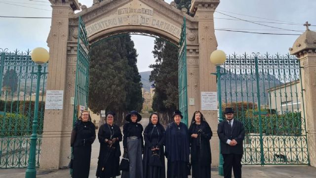 La Asociación Carmesí enseña a los niños las riquezas modernistas del cementerio de Los Remedios - 3, Foto 3