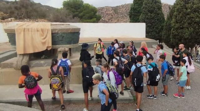 La Asociación Carmesí enseña a los niños las riquezas modernistas del cementerio de Los Remedios - 4, Foto 4