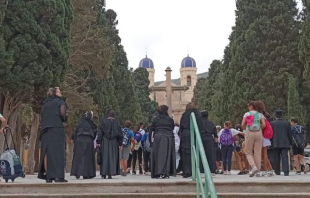 La Asociación Carmesí enseña a los niños las riquezas modernistas del cementerio de Los Remedios - 5, Foto 5