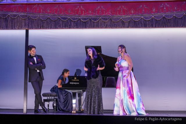 La Carroza del Teatro Real llenó la plaza Juan XIII de Cartagena de las arias de ópera y zarzuela más populares - 1, Foto 1