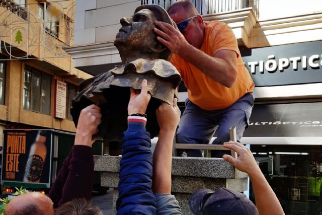 El Ayuntamiento de Cartagena restaura el busto del pintor Vicente Ros - 1, Foto 1