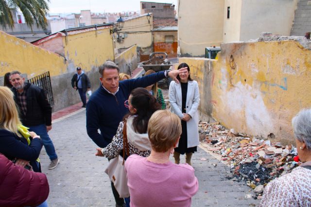 El alcalde de Lorca anuncia el comienzo de los trabajos de limpieza y adecuación del solar del Calvario Viejo ubicado en la calle Ponce de León - 1, Foto 1