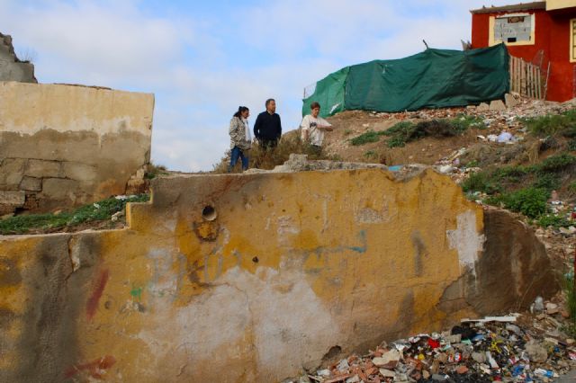 El alcalde de Lorca anuncia el comienzo de los trabajos de limpieza y adecuación del solar del Calvario Viejo ubicado en la calle Ponce de León - 4, Foto 4