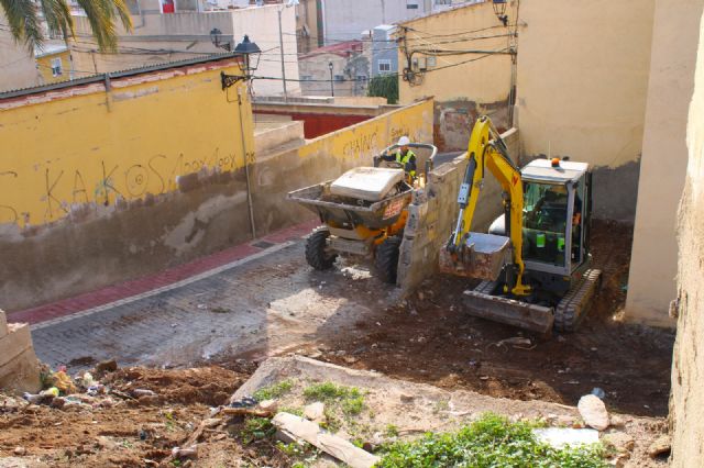 El alcalde de Lorca anuncia el comienzo de los trabajos de limpieza y adecuación del solar del Calvario Viejo ubicado en la calle Ponce de León - 5, Foto 5