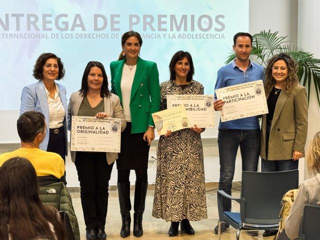 Archena premia a jóvenes estudiantes por su compromiso en la defensa de los derechos de la infancia y la adolescencia - 1, Foto 1