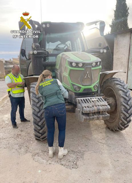 La Guardia Civil destapa un entramado presuntamente delictivo dedicado a la supuesta modificación fraudulenta del número de bastidor de vehículos agrícolas - 1, Foto 1