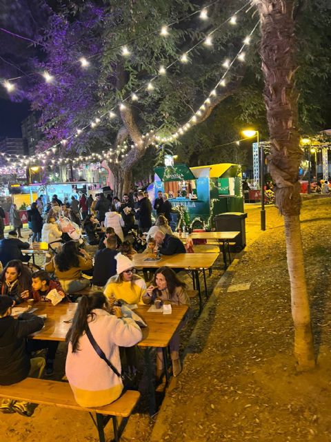 Los mercadillos de Murcia venden la ´Cerveza de Navidad´ de Estrella de Levante a favor del Banco de Alimentos - 1, Foto 1