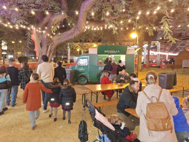 Los mercadillos de Murcia venden la ´Cerveza de Navidad´ de Estrella de Levante a favor del Banco de Alimentos - 2, Foto 2