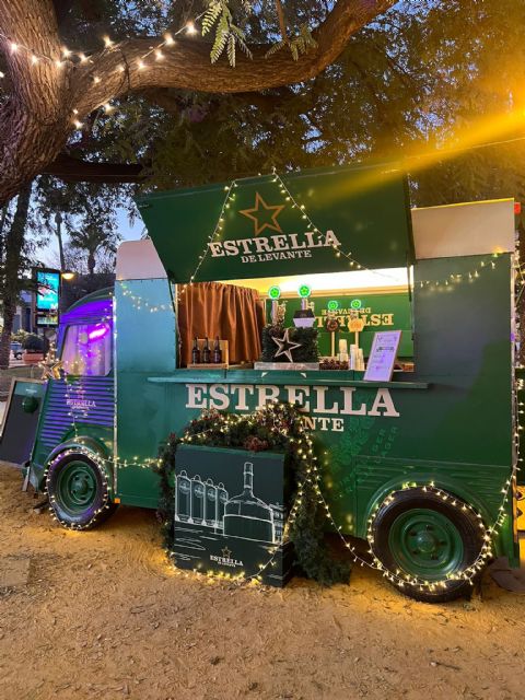 Los mercadillos de Murcia venden la ´Cerveza de Navidad´ de Estrella de Levante a favor del Banco de Alimentos - 3, Foto 3