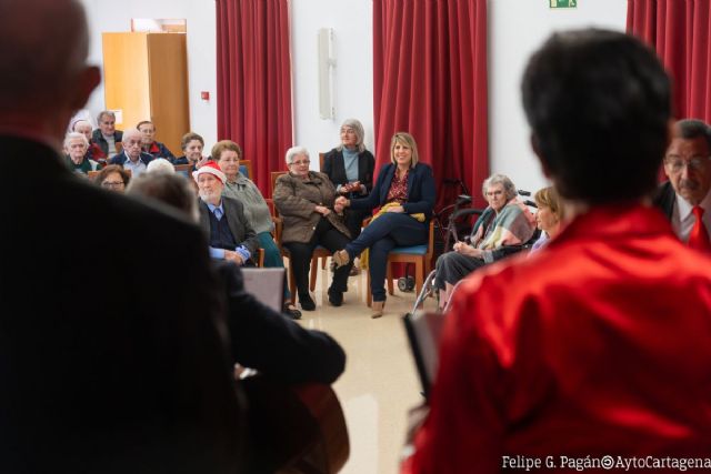 La alcaldesa lleva sus mejores deseos de Navidad al Asilo de Ancianos del Barrio de la Concepción - 1, Foto 1