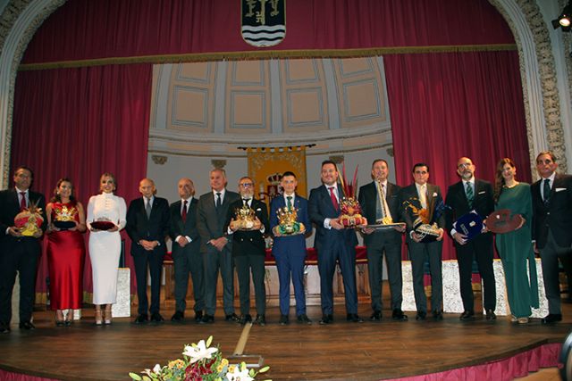 Un sueño hecho realidad: Los Reyes Magos reciben sus símbolos oficiales en Sevilla - 1, Foto 1