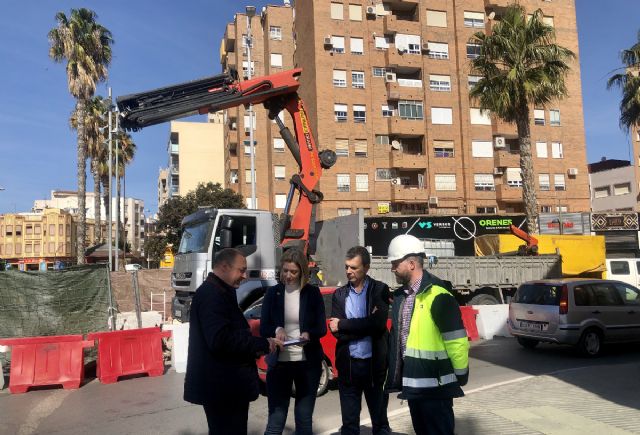 Infraestructuras mejora la red de alcantarillado instalando compuertas automatizadas en el colector de la Plaza María Cristina - 1, Foto 1