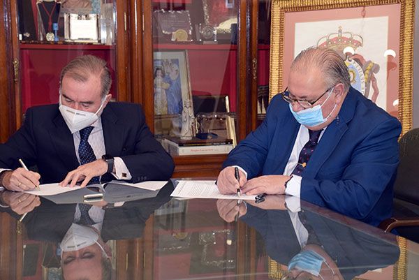 El decano del Colegio de Abogados de Sevilla, Óscar Cisneros Marco, firma un convenio de colaboración con el Ateneo de Triana - 1, Foto 1