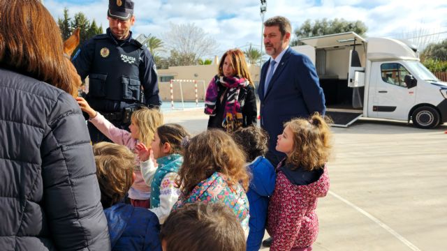 La Unidad de Caballería de la Policía Local visita a los alumnos del CEIP de La Arboleja - 1, Foto 1