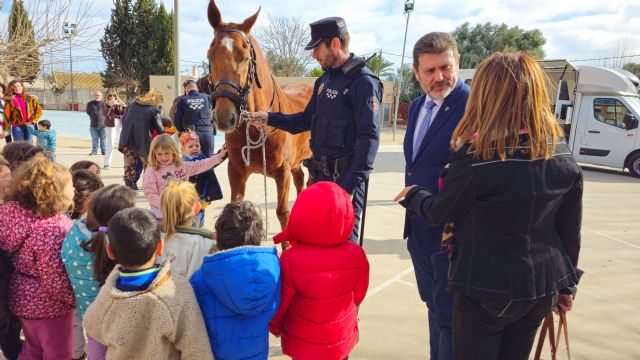 La Unidad de Caballería de la Policía Local visita a los alumnos del CEIP de La Arboleja - 3, Foto 3