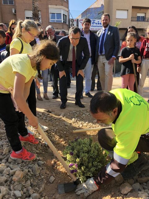 Los alumnos del colegio Francisco Noguera llevan a cabo una plantación multitudinaria en la Vía Verde - 1, Foto 1