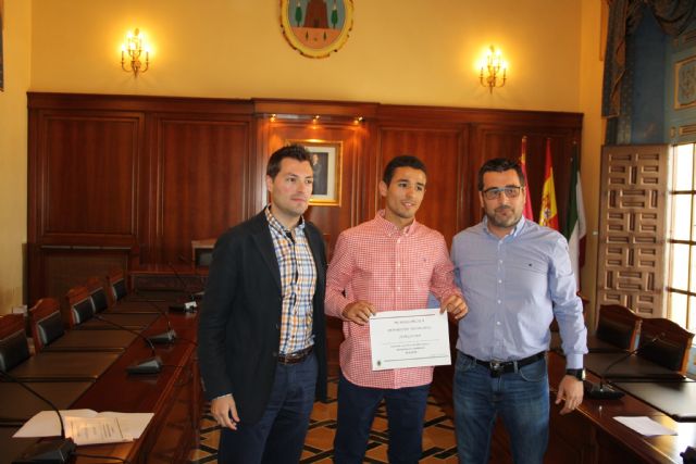 El Alcalde entrega las primeras Becas a tres deportistas de élite cehegineros - 1, Foto 1