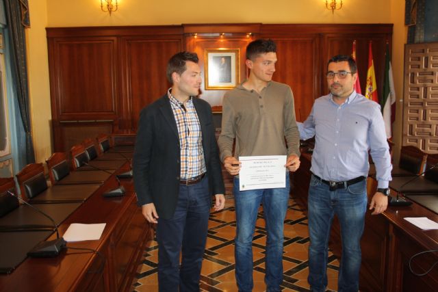 El Alcalde entrega las primeras Becas a tres deportistas de élite cehegineros - 2, Foto 2