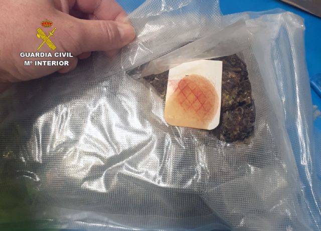 La Guardia Civil detiene a tres personas presuntamente dedicadas al envío de paquetes de marihuana al extranjero - 1, Foto 1