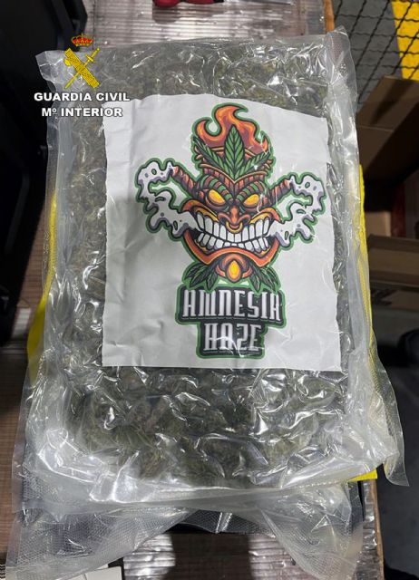 La Guardia Civil detiene a tres personas presuntamente dedicadas al envío de paquetes de marihuana al extranjero - 2, Foto 2