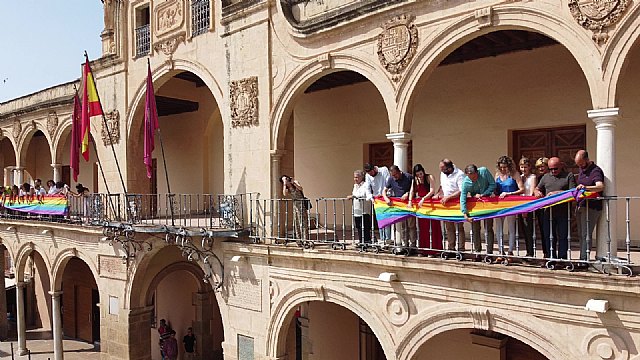 Despliegue de la colgadura arcoiris en Lorca el año pasado con el alcalde Fulgencio Gil, Foto 1