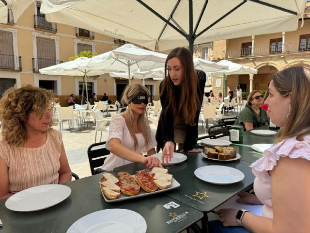 La ONCE celebra en Lorca un 'desayuno a ciegas' para sensibilizar a los ciudadanos sobre la discapacidad visual - 2, Foto 2