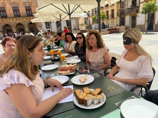 La ONCE celebra en Lorca un 'desayuno a ciegas' para sensibilizar a los ciudadanos sobre la discapacidad visual - 3, Foto 3