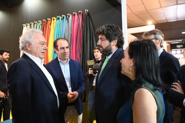 Fernando en la inauguración de la Feria del Mueble de Yecla: el sector es cada día más importante para la Región - 3, Foto 3