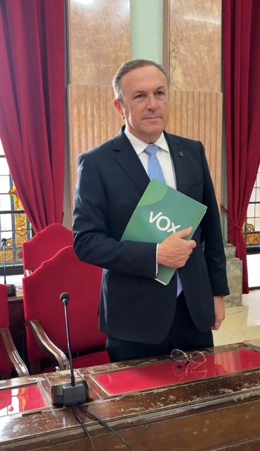 VOX pide al PP que ice la bandera de España en el Cuartel de Artilleria en su centenario VOX pide al PP que ice la bandera de España en el Cuartel de Artilleria en su centenario