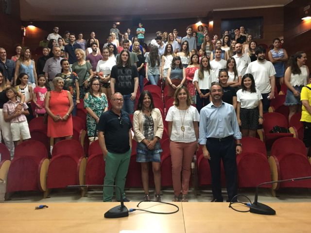 El Ayuntamiento reconoce la labor de los 136 voluntarios universitarios que han apoyado a los niños del programa Refuerzo Educativo - 1, Foto 1