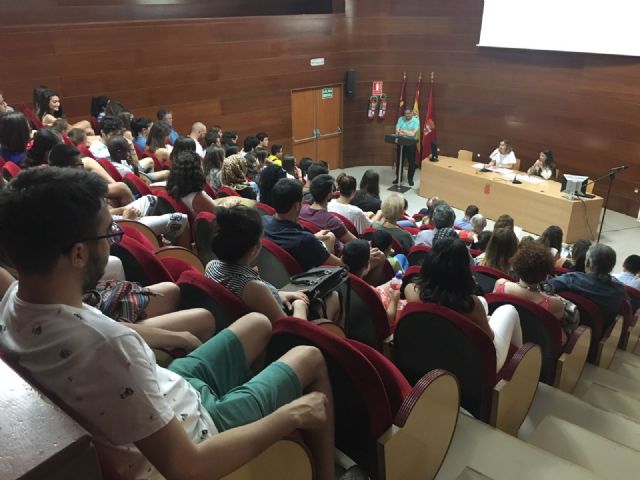 El Ayuntamiento reconoce la labor de los 136 voluntarios universitarios que han apoyado a los niños del programa Refuerzo Educativo - 2, Foto 2