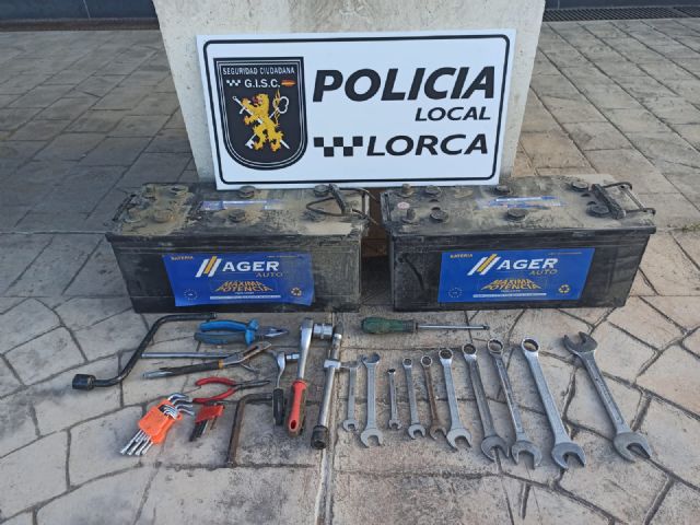 La Policía Local de Lorca detiene a un individuo con numerosos antecedentes por un presunto delito de robo de dos baterías de grandes dimensiones del interior de un camión - 1, Foto 1