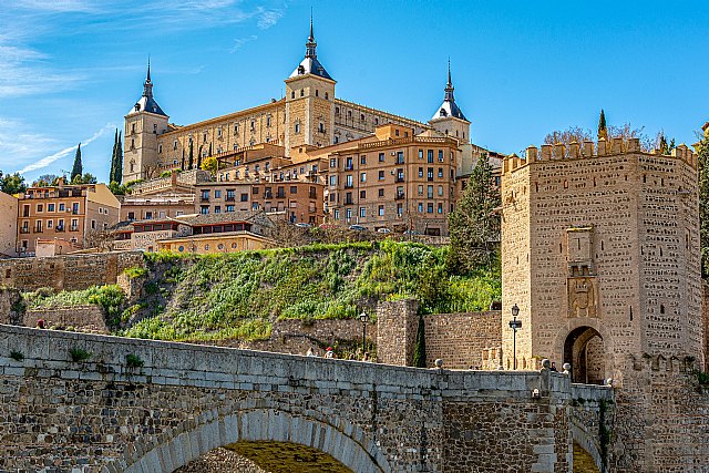 La Basílica del Pilar y el Alcázar de Toledo, entre los monumentos históricos más accesibles de España - 1, Foto 1