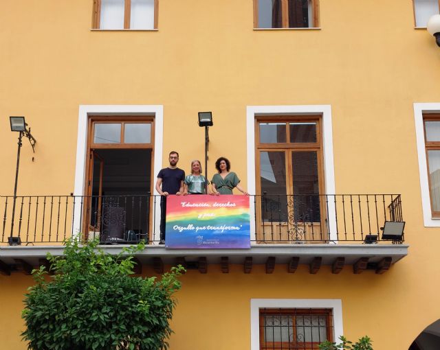 Alcantarilla celebra el Día Internacional del Orgullo LGTBI+ con lectura de manifiesto, pancarta e iluminación arco iris - 1, Foto 1