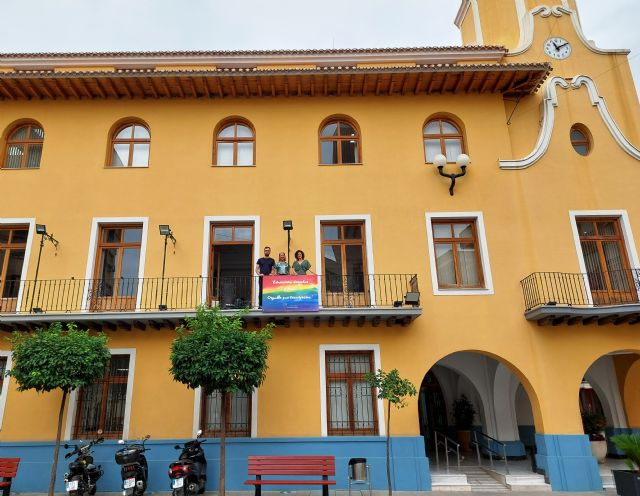 Alcantarilla celebra el Día Internacional del Orgullo LGTBI+ con lectura de manifiesto, pancarta e iluminación arco iris - 2, Foto 2